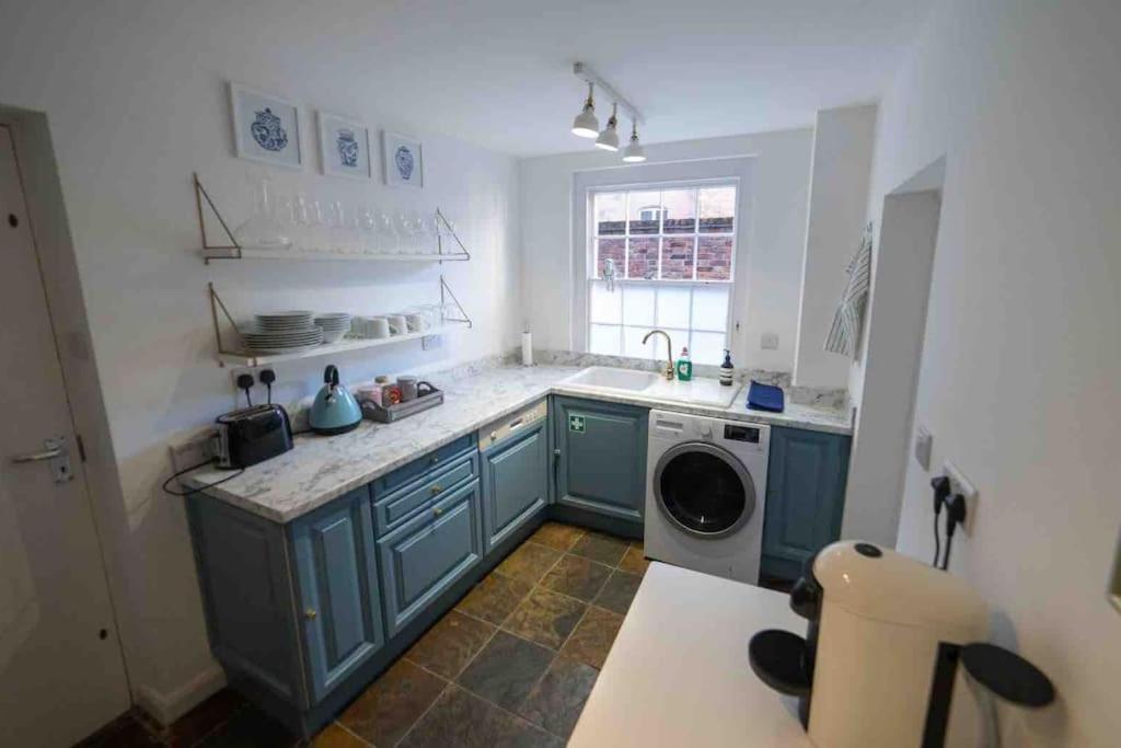 Stunning Centre Georgian Townhouse - Parking Chester