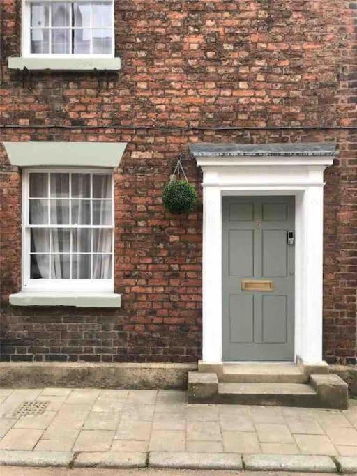 Stunning Centre Georgian Townhouse - Parking Chester
